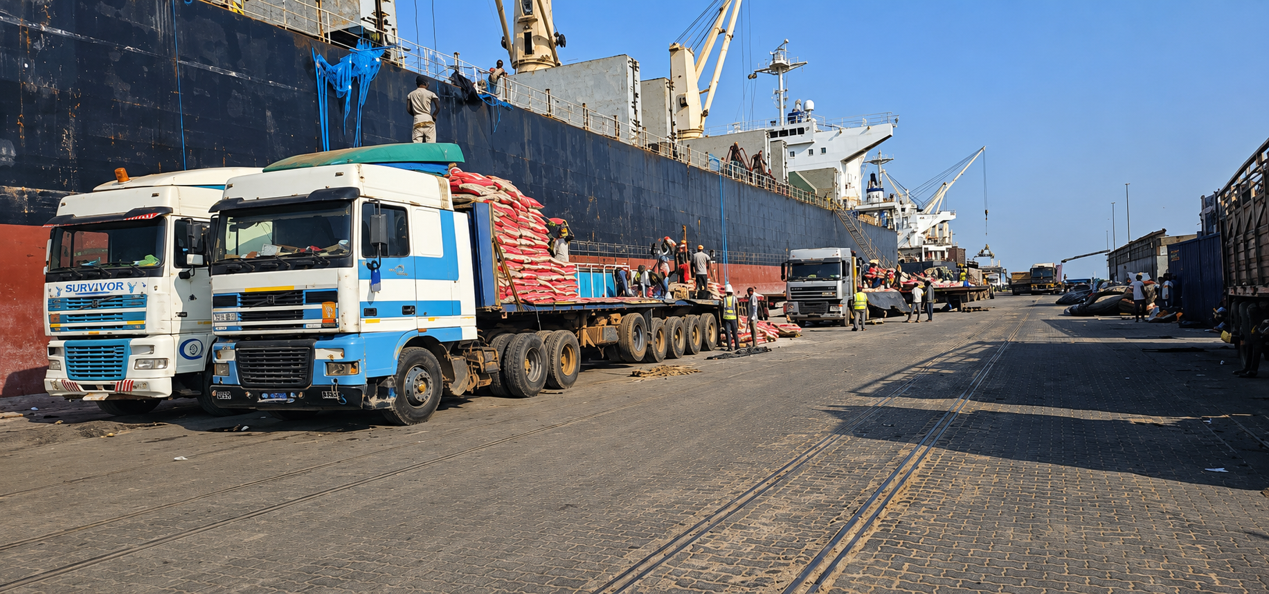 Bateau marchandise au port